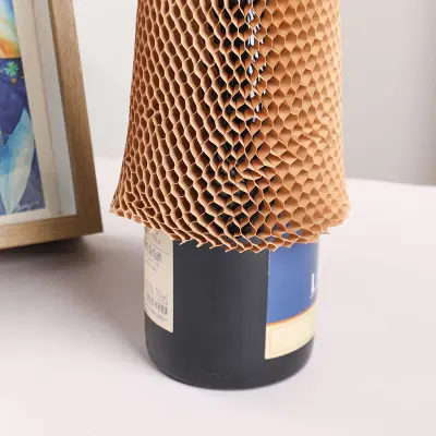 Uusi pullopakkausmalli: Honeycomb -paperipullohihainen